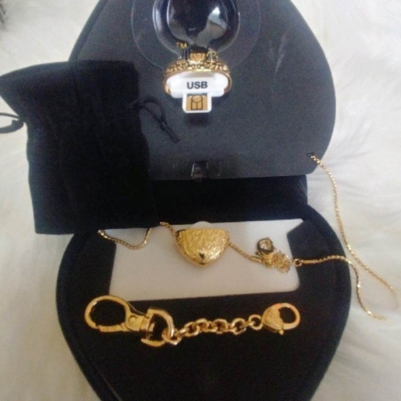 A Very Special. Heart Necklace - Picture 4 of 4